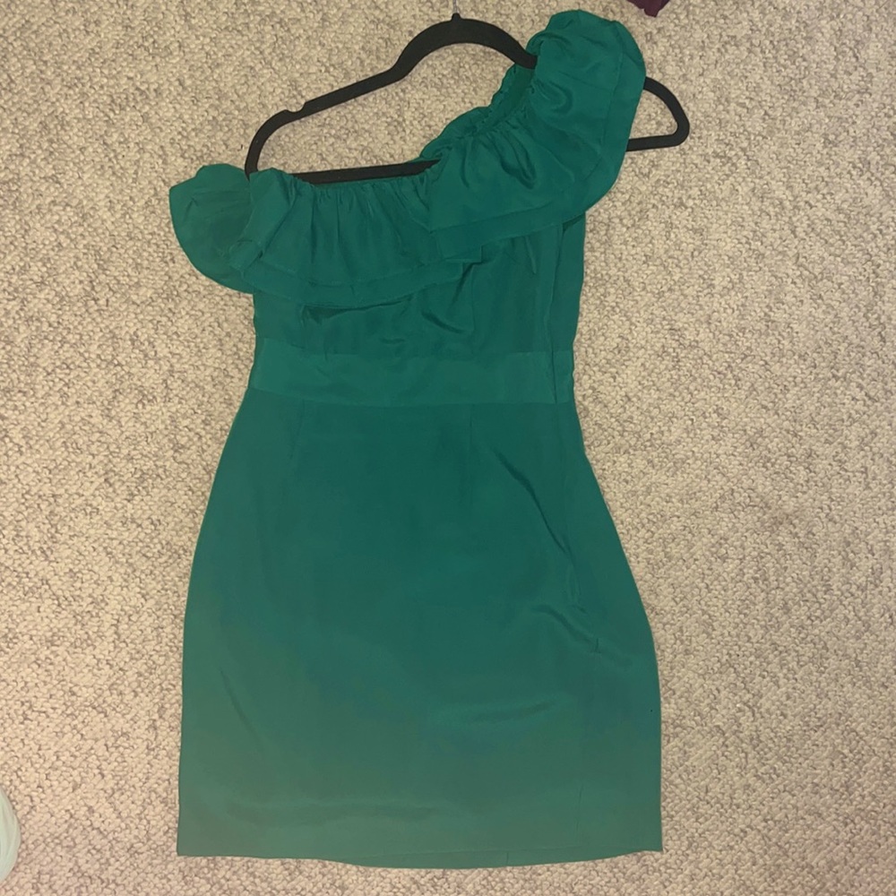 Picture does not do it justice it’s more emerald green